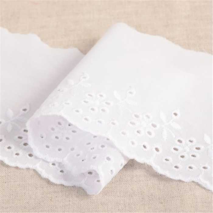 Broderie anglaise Fleurs festonnée Broderie anglaise Fleurs festonnée